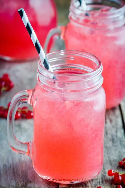 Limonada casera de grosella roja en un frasco de albañil — Foto de Stock