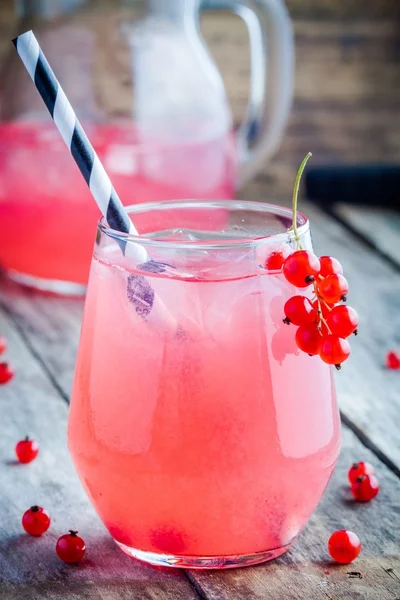 Glas limonade zelfgemaakte rode bes — Stockfoto