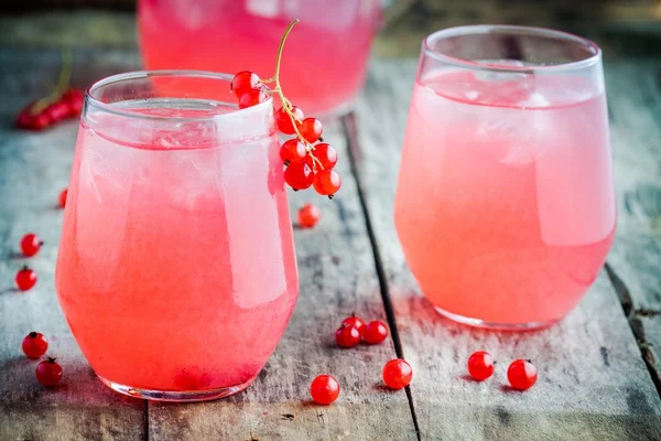 Två glas hemlagad röda vinbär saft — Stockfoto