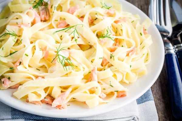 Hausgemachte Tagliatelle mit Lachs und Dill Nahaufnahme — Stockfoto