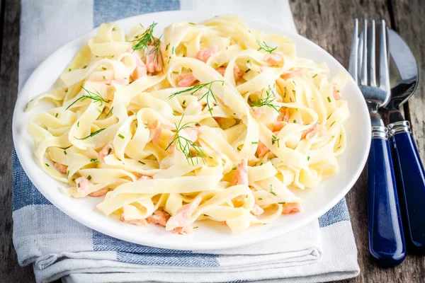 Hausgemachte Tagliatelle mit Lachs und Dill — Stockfoto