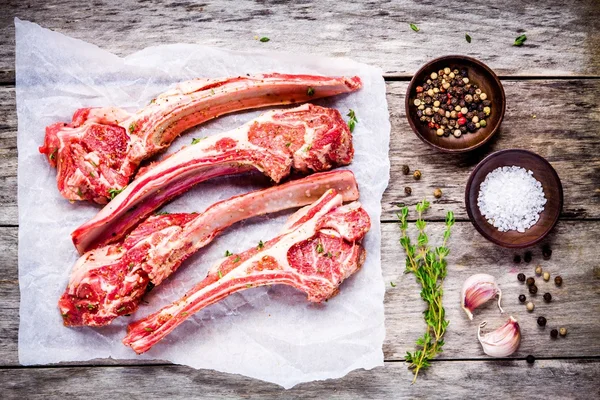 Costolette di carne di agnello crudo con aglio e timo — Foto Stock