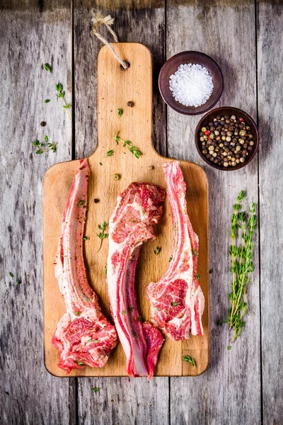 Ruwe lam schnitzels met peper, zout en tijm — Stockfoto