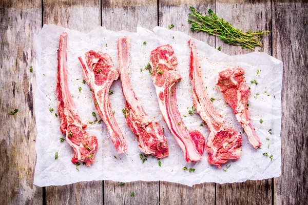 Ruwe lam schnitzels — Stockfoto