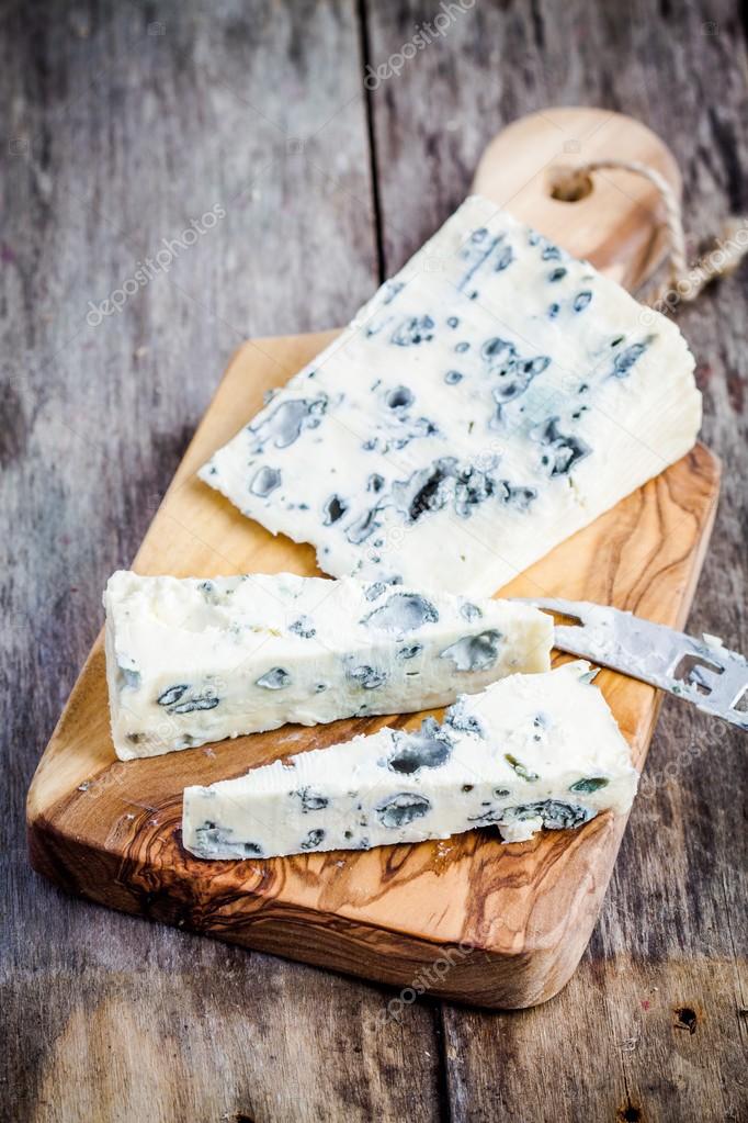 Blue cheese slices