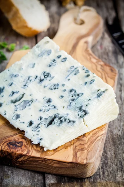 Fatia de queijo azul — Fotografia de Stock