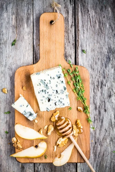 Blauwe kaas met segmenten van peer, noten en honing — Stockfoto