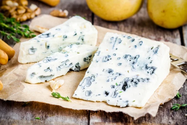 Primer plano de rebanadas de queso azul — Foto de Stock