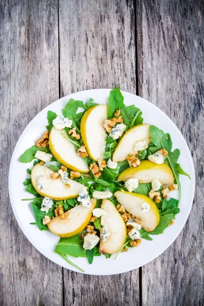 Fresh salad with arugula, pear, walnuts and blue cheese — Stock Photo, Image