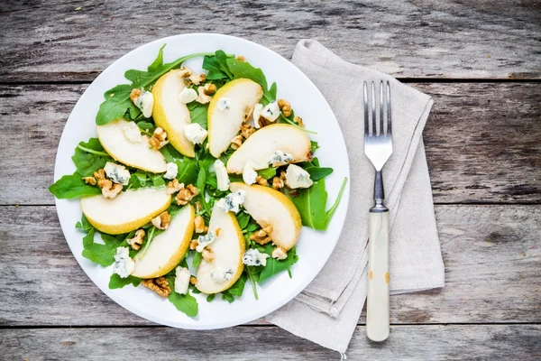 Fresh salad with arugula, pear, walnuts and blue cheese — Stock Photo, Image