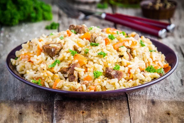 Pilaf uzbeko con cordero y zanahorias — Foto de Stock