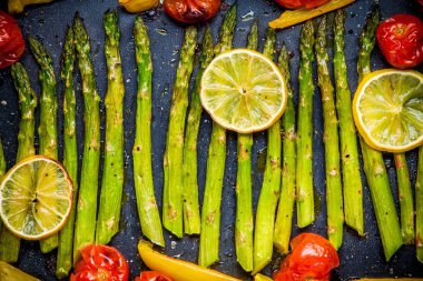 limon ile pişmiş kuşkonmaz 