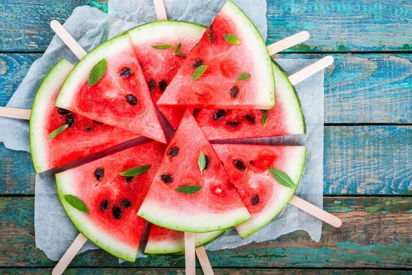 Slices of fresh juicy watermelon on a paper closeup — Stock Photo, Image