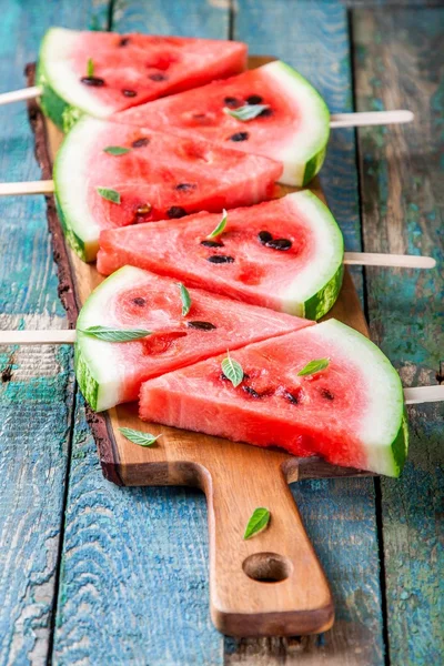 Potongan semangka segar berair di papan potong dengan mint — Stok Foto