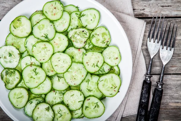 Grüner Salat mit frischen Bio-Gurken und Dill mit Olivenöl Nahaufnahme — Stockfoto