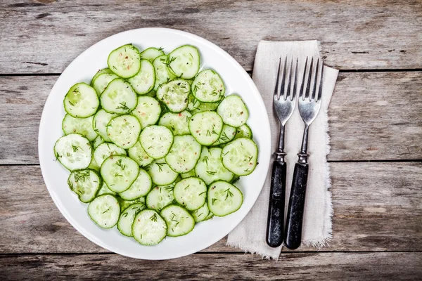 Yeşil salata ile taze organik salatalık ve dereotu Üstten Görünüm — Stok fotoğraf