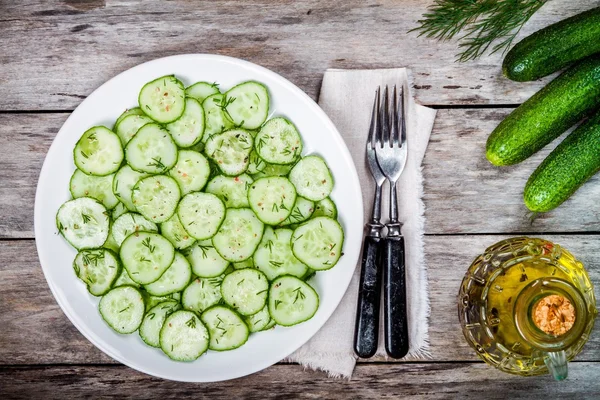 Salada verde com pepinos orgânicos frescos e endro com azeite — Fotografia de Stock