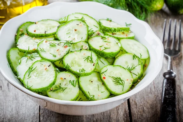 Salat mit frischen Bio-Gurken und Dill mit Olivenöl Nahaufnahme — Stockfoto