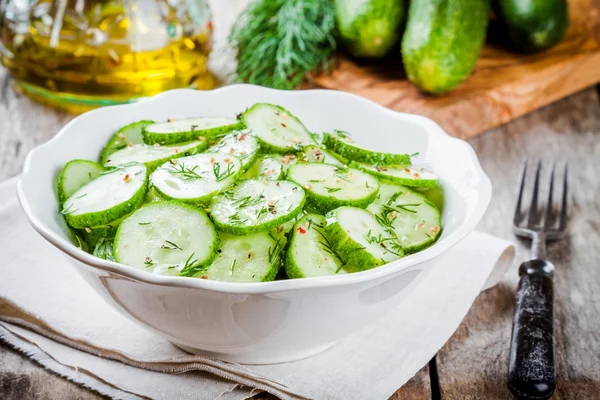 Salat mit frischen Bio-Gurken und Dill mit Olivenöl — Stockfoto