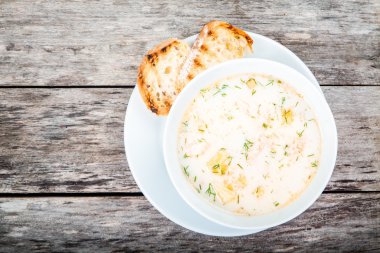 ev yapımı çorbası ile somon ve croutons krem