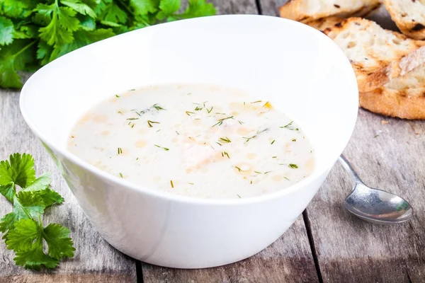 Домашний суп с лососем и сливки с гренками — стоковое фото