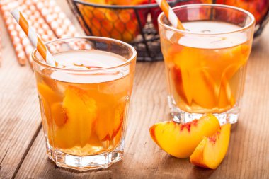 ev yapımı buzlu çay payet ile bardaklarda şeftali dilimleri ile