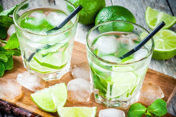 İki soğuk Mojito kokteyl