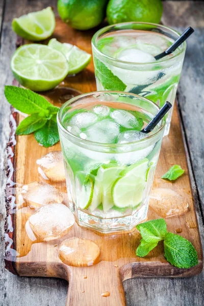 Zwei kalte Mojitos — Stockfoto