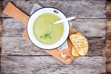 kuşkonmaz ve tost ciabatta ile ev yapımı krem çorbası