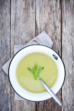 Kuşkonmazlı ev yapımı krema çorbası. 