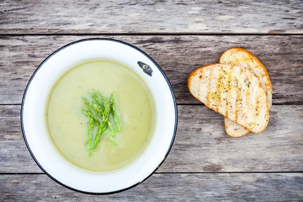 Самодельный сливочный суп со спаржей и поджаренным чиабаттой — стоковое фото