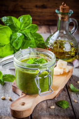 ev yapımı pesto cam kavanozda 