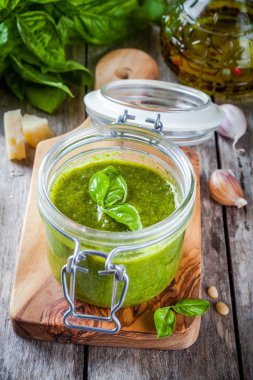 ev yapımı pesto cam kavanozda 