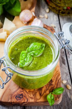 ev yapımı pesto cam kavanozda 