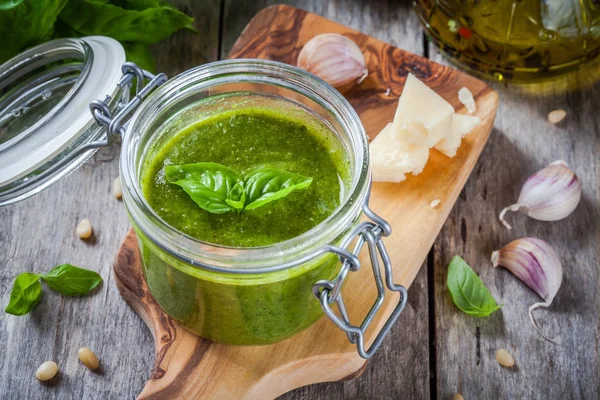 Pesto caseiro em um frasco de vidro — Fotografia de Stock