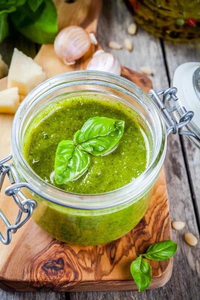 Domowe pesto w słoik — Zdjęcie stockowe