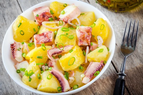 Comida italiana: salada com polvo, batata e cebola — Fotografia de Stock