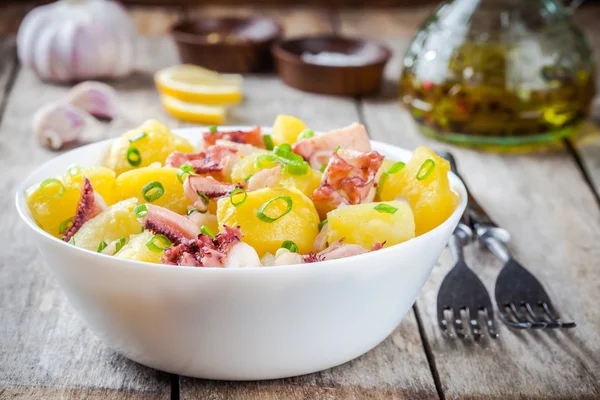 Comida italiana: ensalada con pulpo, patatas y cebollas —  Fotos de Stock