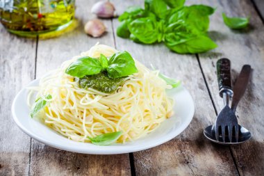 Pesto soslu ve fesleğenli spagetti