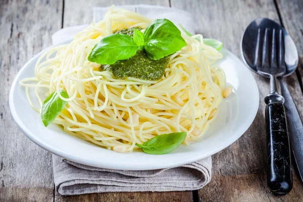 Spaghetti mit Pesto-Sauce und Basilikum — Stockfoto