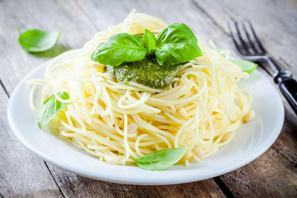 Spaghetti mit Pesto-Sauce und Basilikum — Stockfoto