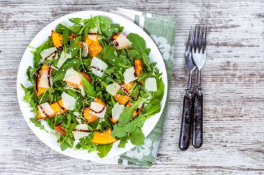Fırında kabak, roka, parmesan ve Susam salata