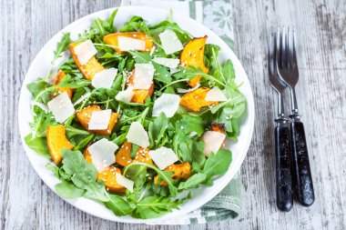 Fırında kabak, roka, parmesan ve Susam salata