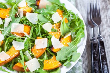 Fırında kabak, roka, parmesan ve Susam salata