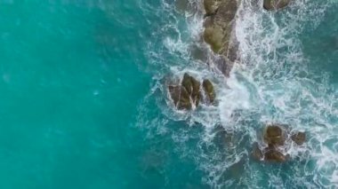 Dalgalar deniz ve kayalar, Akdeniz havadan görünümü.