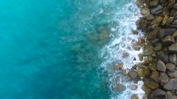 Widok z lotu ptaka na fale morza i skały, Morza Śródziemnego. — Wideo stockowe