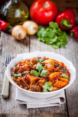 Beyaz bir kase haşlanmış sebze