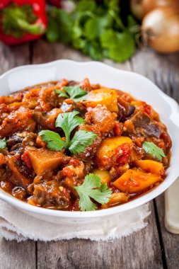 Beyaz bir kase haşlanmış sebze