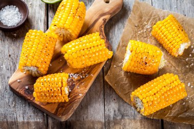 Tuz ile ızgara mısır