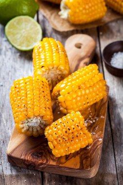 Izgara mısır tuz ve limon ile